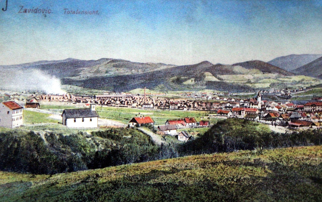 Zavidovići 1913., evangelička crkva (lijevo) izgrađena 1912., a srušena 1954. godine